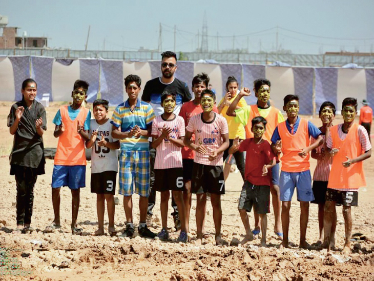 इस टीम के कुछ बच्चे आज भी नंगे पैर हैं। - Dainik Bhaskar