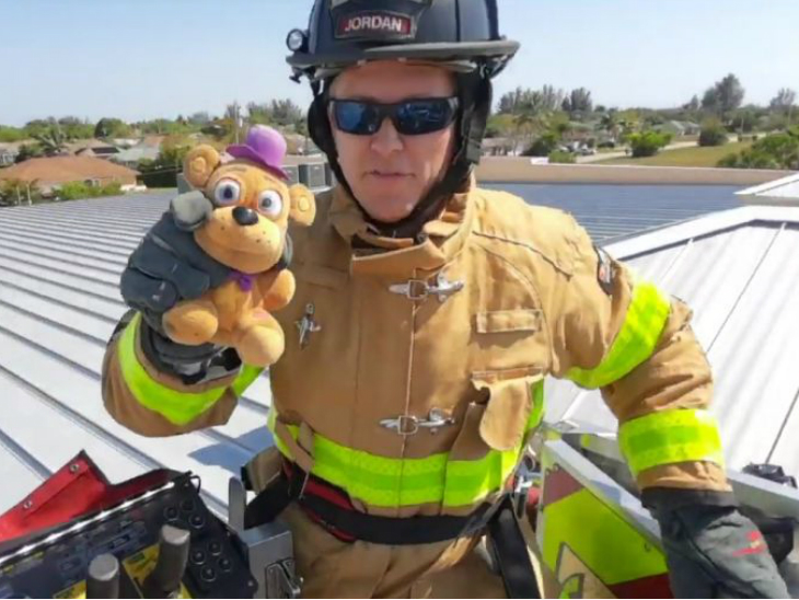 फायरफाइटर ने चेरी पिकर का इस्तेमाल कर छत पर पहुंचे और टेडी उठाकर छात्र को दिया। - Dainik Bhaskar