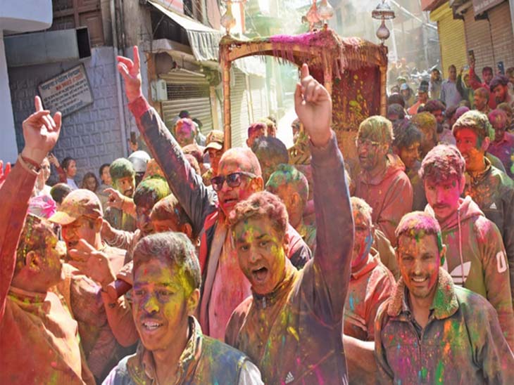 मंडी में रियासत काल की तरह होली का पर्व मनाया गया। - Dainik Bhaskar