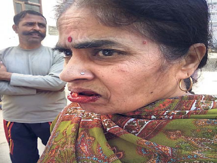 बुजुर्ग महिला जिसे हैड कांस्टेबल ने थप्पड़ मारा। - Dainik Bhaskar