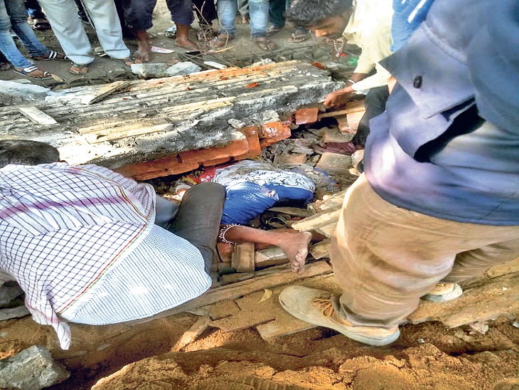 युवती बगल में आग ताप रही थी। दीवार गिरी तो उसके शरीर का आधा हिस्सा मलबे में फंस गया और मौत हो गई। - Dainik Bhaskar