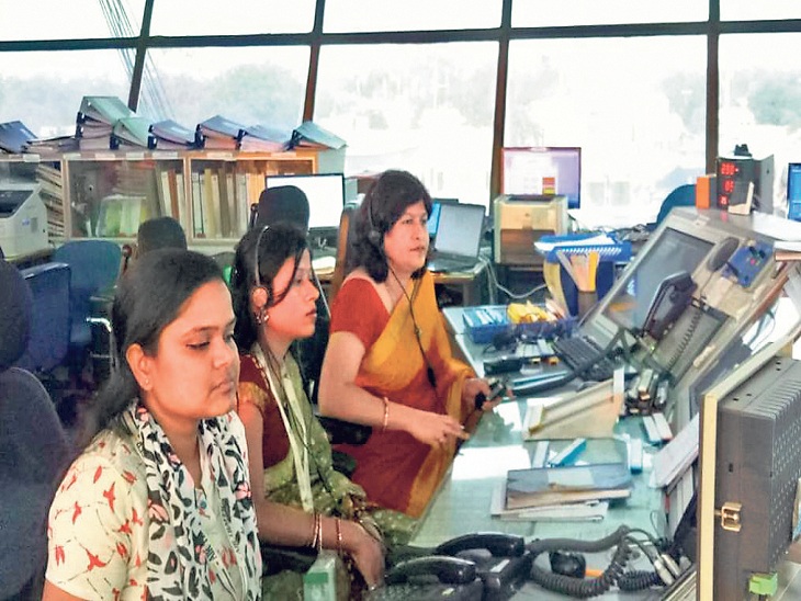 पटना एयरपाेर्ट पर महिलाएं ड्यूटी करती हुईं। - Dainik Bhaskar