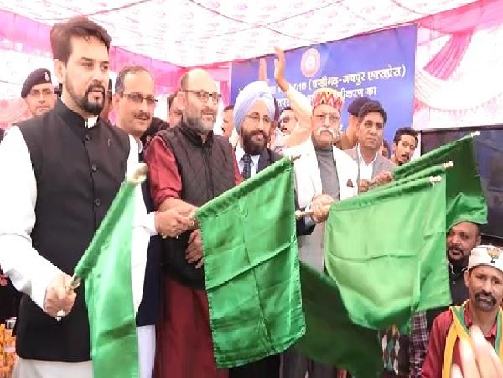 इंटरसिटी एक्सप्रेस को हरी झंडी दिखाते अनुराग ठाकुर। - Dainik Bhaskar