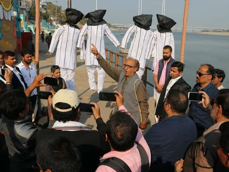 गंगा किनारे लगी जनता की अदालत; निर्भया के चारो दरिंदों के पुतले को फांसी पर लटकाया|वाराणसी,Varanasi - Dainik Bhaskar