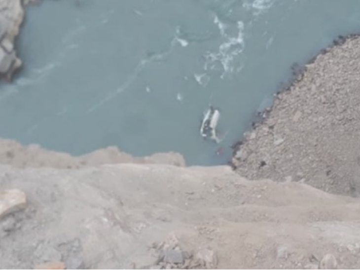 रेस्क्यू टीम को नदी से शव निकालने में काफी मशक्कत करनी पड़ी। - Dainik Bhaskar