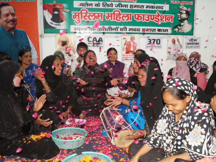 काशी में मुस्लिम महिलाओं ने खेली होली, ढोलक की थाप पर फगुआ गीतों से दिया एकता का संदेश|वाराणसी,Varanasi - Dainik Bhaskar