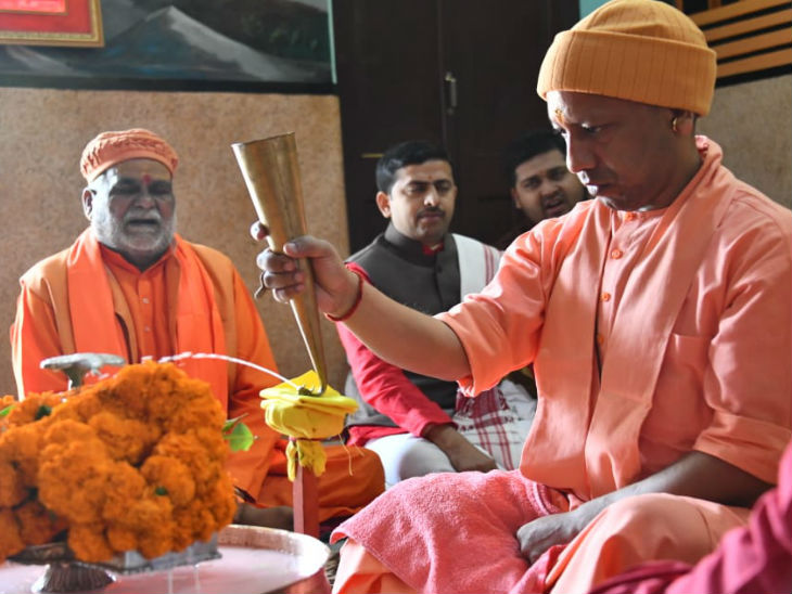 सीएम योगी ने गोरखनाथ मंदिर में किया रुद्राभिषेक, गायों संग गुजारा वक्त, प्रदेशवासियों को होली की शुभकामनाएं दी|गोरखपुर,Gorakhpur - Dainik Bhaskar