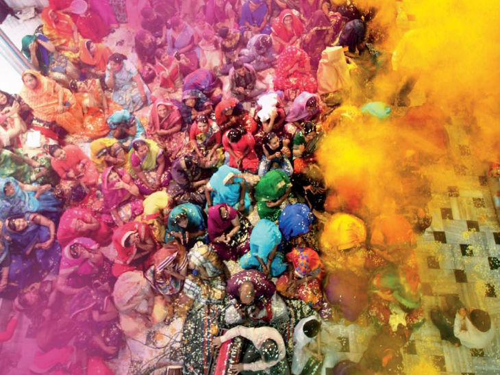 लखेरापुरा स्थित श्रीजी मंदिर में होली की पूर्व संध्या पर रंग, गुलाल और फूलों संग होली खेली गई। - Dainik Bhaskar