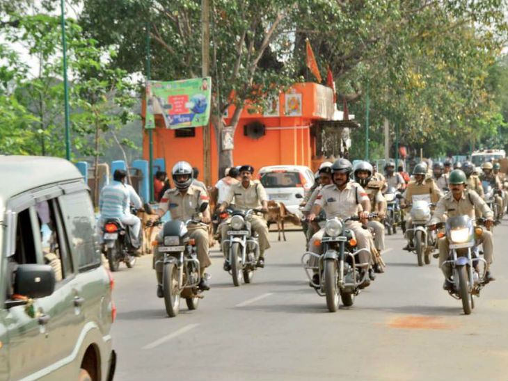 पुलिस ने सोमवार को दोपहर करीब 1 बजे प्रमुख सड़कों पर फ्लैग मार्च किया। - Dainik Bhaskar