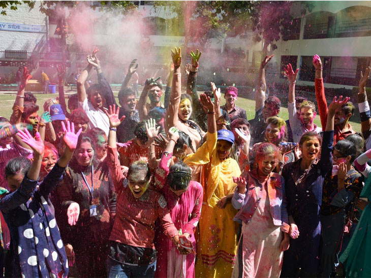 पानीपत के एसडी कॉलेज में गुलाल से खेलते हुए छात्राएं। - Dainik Bhaskar