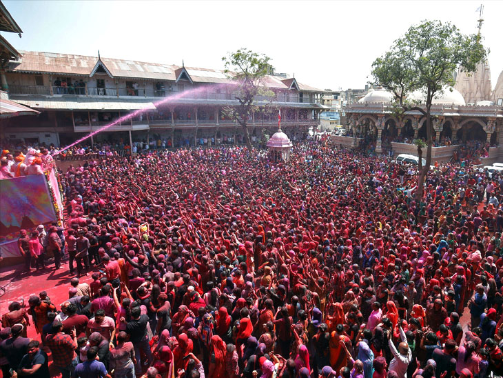 अहमदाबाद के आश्रम में लोगों पर पानी की बौछार की गई। यहां करीब 5 हजार लोग जुटे।