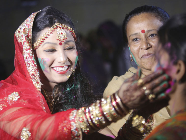 कराची में हिंदू परिवारों ने होली का त्योहार मनाया।