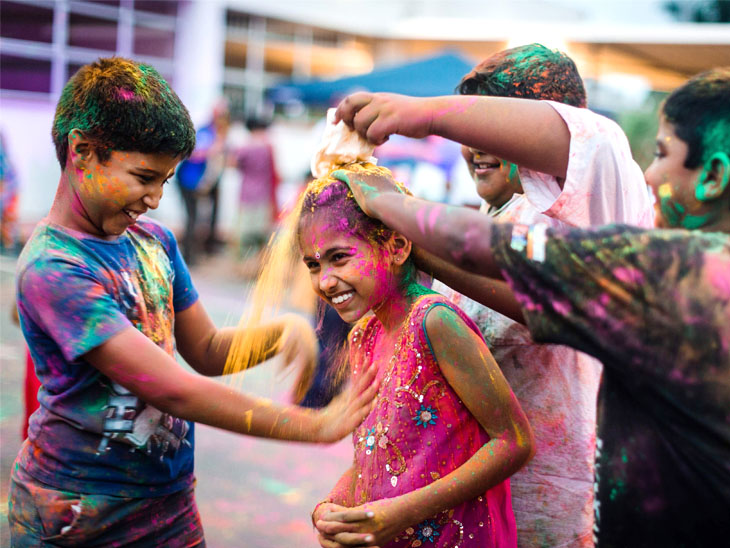 डरबन में बच्चों ने होली खेली।