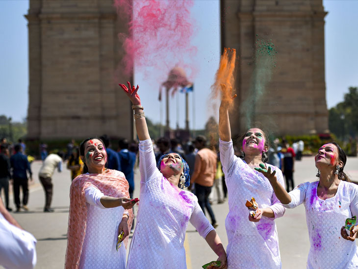 इंडिया गेट पर लोगों ने होली खेली।