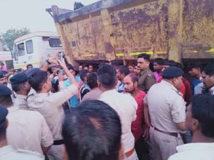 अलग - अलग तीन हादसों में दो युवकों की मौत, दो की हालत गंभीर, गुस्साए ग्रामीणों ने किया सड़क जाम|रायपुर,Raipur - Dainik Bhaskar