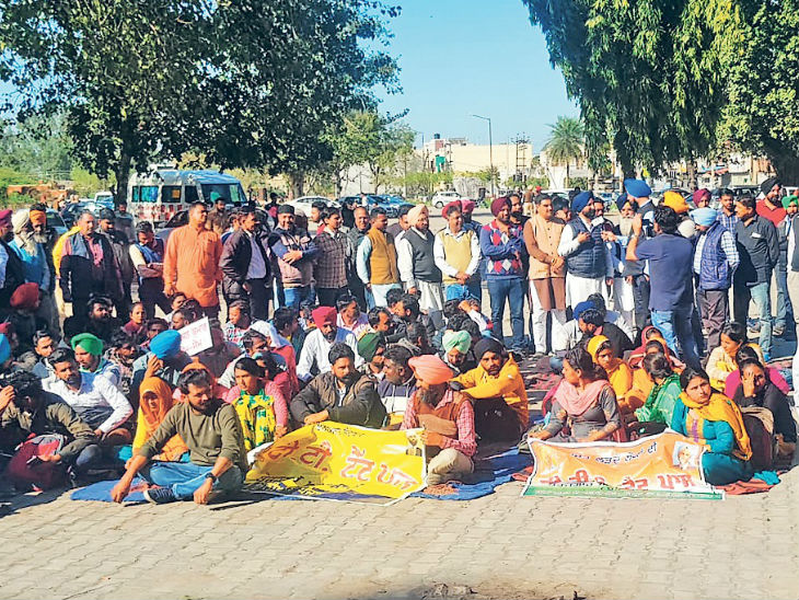 अध्यापकों ने रात एक बजे सीएम आवास के सामने धरना दिया। - Dainik Bhaskar