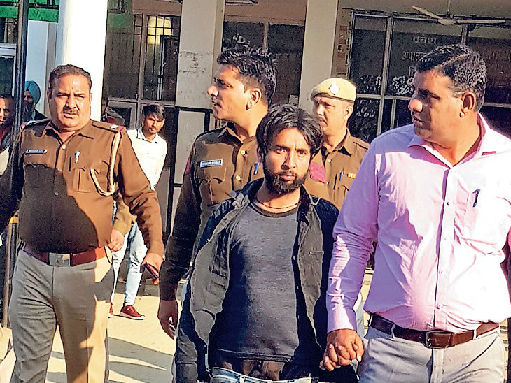 यमुनानगर : आरोपी गाड़ी चालक को ले जाती पुलिस। - Dainik Bhaskar