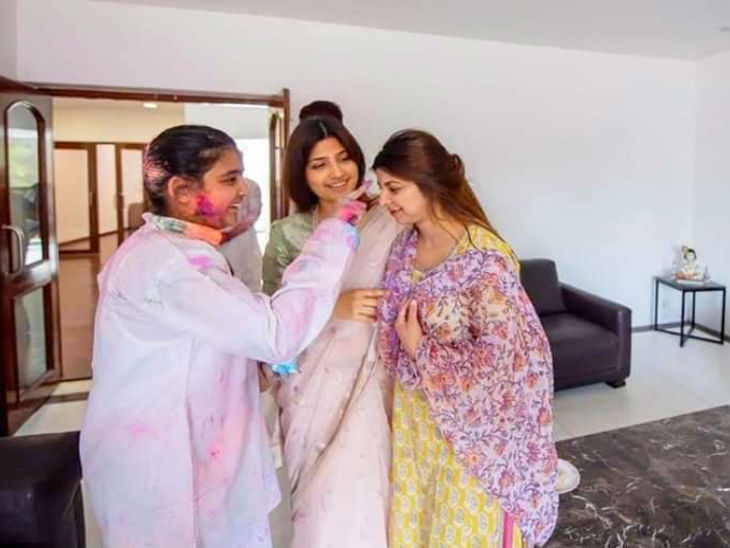 होली पर एक मंच पर नजर आए अखिलेश, मुलायम व शिवपाल; कार्यकर्ताओं ने चाचा-भतीजा जिंदाबाद के नारे लगाए|कानपुर,Kanpur - Dainik Bhaskar