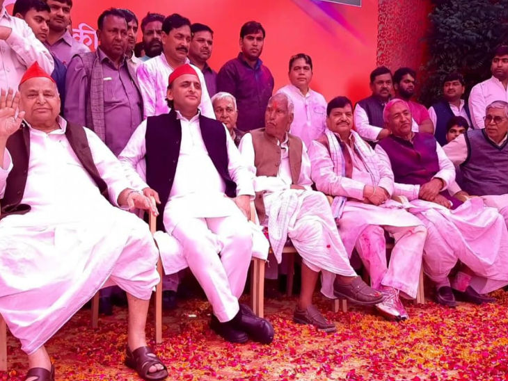 एक मंच पर यादव परिवार। - Dainik Bhaskar