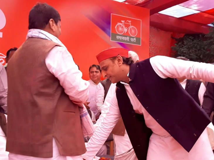 होली पर एक मंच पर नजर आए अखिलेश, मुलायम व शिवपाल; कार्यकर्ताओं ने चाचा-भतीजा जिंदाबाद के नारे लगाए|कानपुर,Kanpur - Dainik Bhaskar