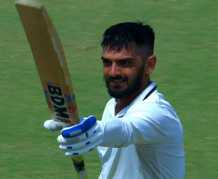 रणजी ट्रॉफी फाइनल के दूसरे दिन बंगाल के खिलाफ शतक लगाने के बाद सौराष्ट्र के अर्पित वसावड़ा। - Dainik Bhaskar