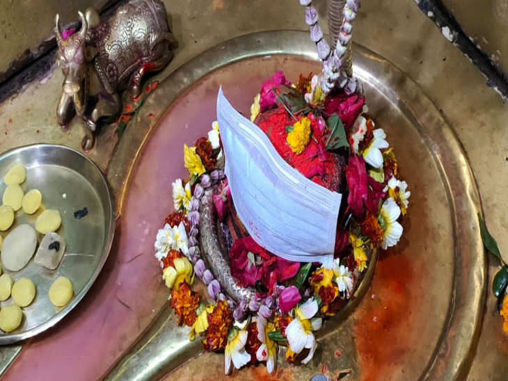काशी में भगवान शिव को मास्क पहनाया गया, लोगों से कहा- मूर्ति को छूकर पूजा न करें|वाराणसी,Varanasi - Dainik Bhaskar
