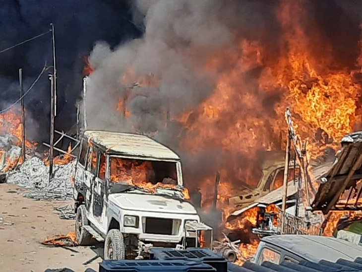 होटल पाल के कैंपस में लगी आग। - Dainik Bhaskar