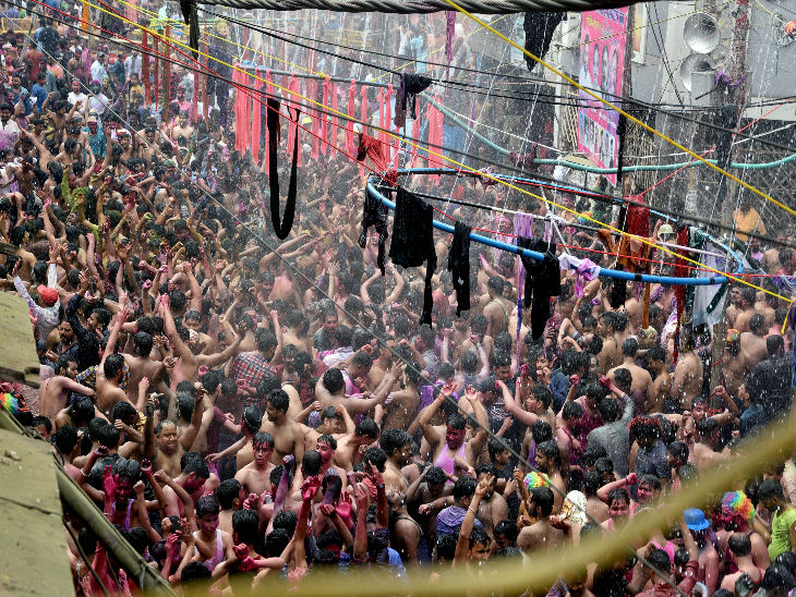 प्रयागराज में पानी के अलावा फूलों की होली भी खेली गई।