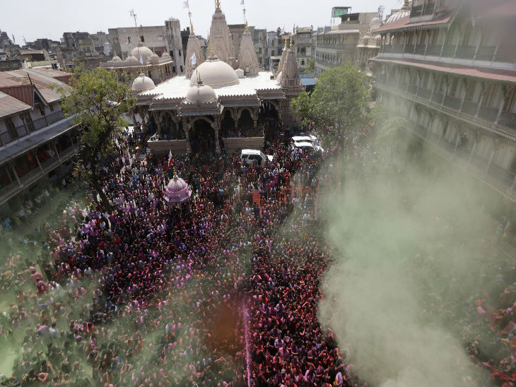 फोटो अहमदाबाद के स्वामीनारायण मंदिर की है।