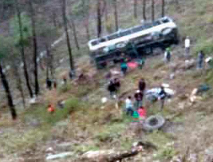 चंबा में एचआरटीसी की बस खाई में गिरी; मौके पर 5 लोगों की मौत, 34 घायल, दो लोगों की हालत गंभीर|चंडीगढ़,Chandigarh - Dainik Bhaskar