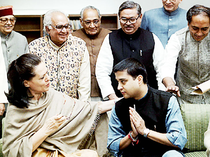 यह फोटो दिसंबर 2001 का है, जब ज्योतिरादित्य सिंधिया ने सोनिया गांधी से मिलकर कांग्रेस की सदस्यता ली थी। - Dainik Bhaskar