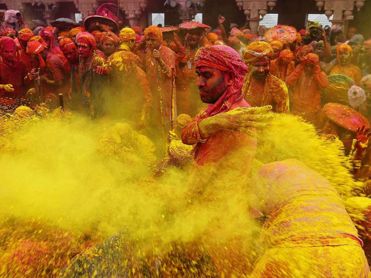 बांके बिहारी मंदिर में भक्तों पर चढ़ा होली का रंग। - Dainik Bhaskar