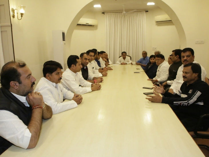 कमलनाथ दोपहर सोनिया से मिले, सिंधिया खेमे के 17 विधायक बेंगलुरु गए; देर शाम कैबिनेट के 18 मंत्रियों ने इस्तीफा दिया|भोपाल,Bhopal - Dainik Bhaskar