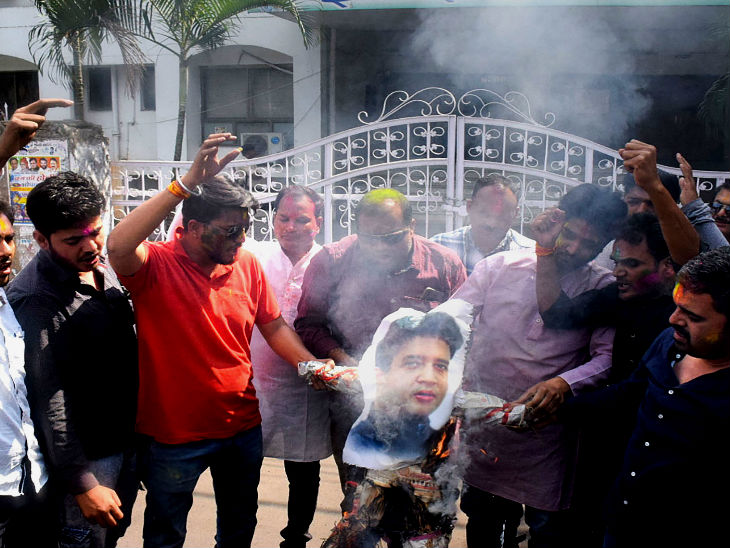 सिंधिया सुबह मोदी से मिले, मुलाकात के 20 मिनट बाद इस्तीफा दिया; शाम होते-होते 22 विधायकों ने भी विधायकी छोड़ दी|देश,National - Dainik Bhaskar