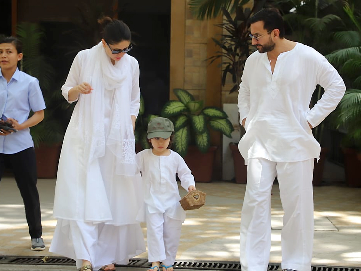 होली के त्यौहार के मौके पर मंगलवार को सैफ अली खान और करीना कपूर अपने घर के बाहर स्पॉट हुए। वे अपने बेटे तैमूर को साथ लेकर होली सेलिब्रेशन के लिए निकल रहे थे। इसी दौरान फोटोग्राफर्स ने उनकी तस्वीरें कैमरें में कैद कर ली। तीनों लोग सफेद रंग के कपड़े पहनकर होली खेलने निकले। तैमूर सफेद कुर्ते-पजामे के साथ हरे रंग की कैप लगाए नजर आए। - Dainik Bhaskar