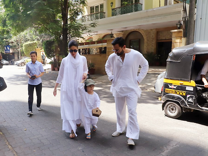 तैमूर ने सफेद कुर्ते-पजामे के साथ पहनी ग्रीन कैप, करीना ने सफेद प्लाजो के साथ अनारकली पहना और दुपट्टा लिया। वहीं सैफ ने भी सफेद रंग का कुर्ता-पजामा पहना।