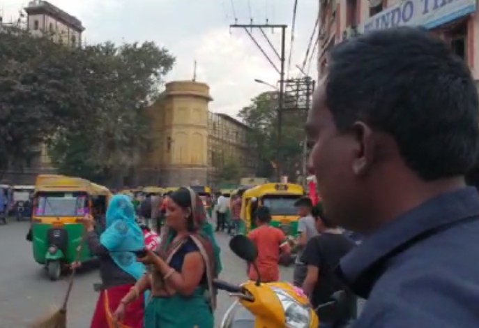 सफाई व्यवस्था संभालती महिला दरोगा। - Dainik Bhaskar