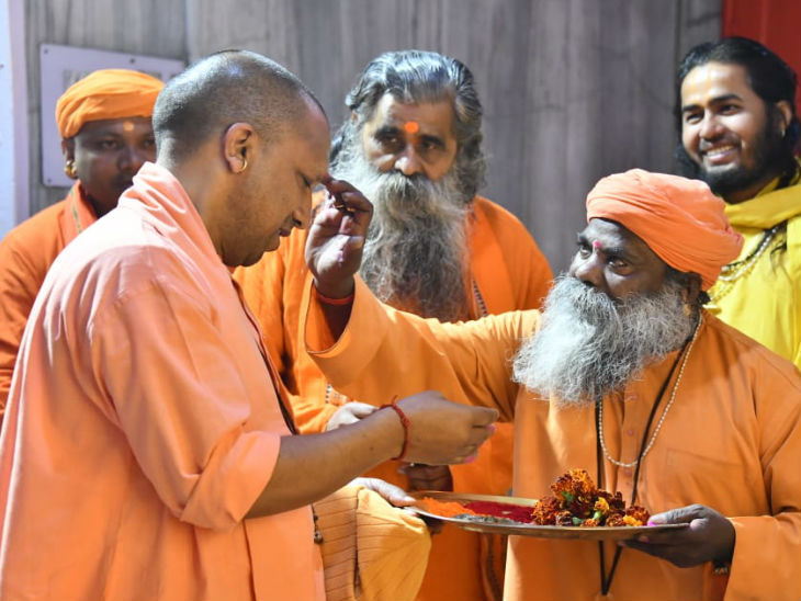 गोरखनाथ मंदिर में 24 साल पुरानी परंपरा टूटी, भगवान नरसिंह की शोभायात्रा में शामिल नहीं हुए पीठाधीश्वर योगी|गोरखपुर,Gorakhpur - Dainik Bhaskar