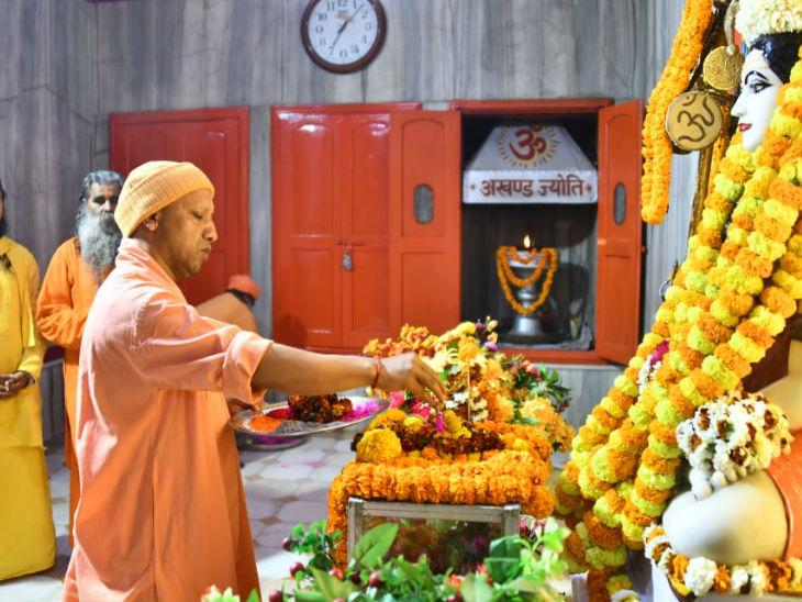 गोरखनाथ मंदिर में 24 साल पुरानी परंपरा टूटी, भगवान नरसिंह की शोभायात्रा में शामिल नहीं हुए पीठाधीश्वर योगी|गोरखपुर,Gorakhpur - Dainik Bhaskar