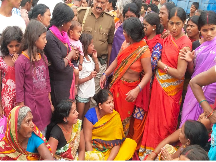 अनोज की हत्या के बाद रोती-बिलखती महिलाएं। - Dainik Bhaskar