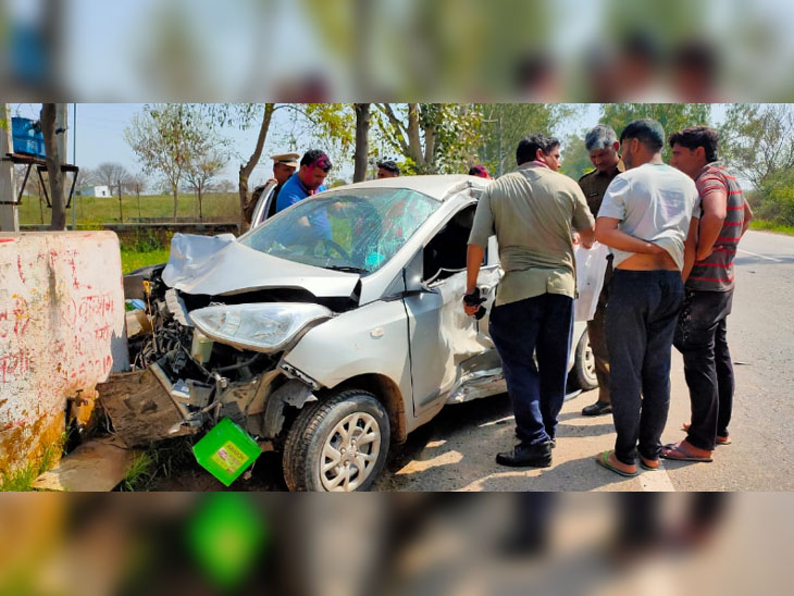 रेवाड़ी में दीवार से टकराकर क्षतिग्रस्त हुई कार। - Dainik Bhaskar