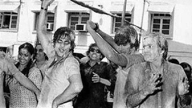 आरके स्टूडियो में होली मनाते हुए अमिताभ बच्चन।