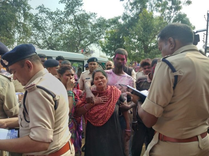 युवक की हत्या के बाद मौके पर पहुंची पुलिस और विलाप करते परिजन। - Dainik Bhaskar