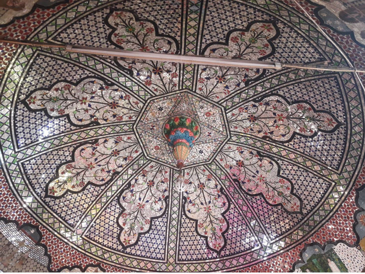 मंदिर की छत और दीवारों पर कांच की मनमोहक शिल्पकारी। - Dainik Bhaskar