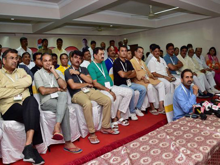 बेंगलुरु के रिसॉर्ट में कांग्रेस प्रवक्ता शक्ति सिंह गोहिल के साथ कांग्रेस के 44 विधायक। फोटो- जुलाई 2017