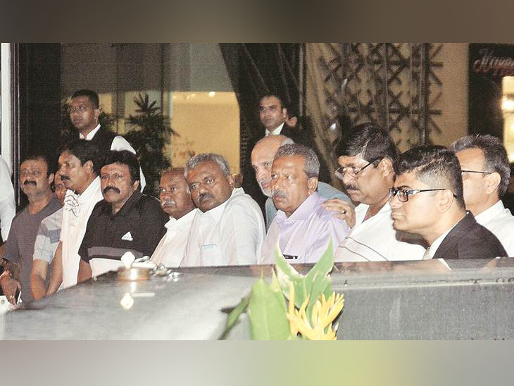 कर्नाटक के बागी कांग्रेस विधायक मुंबई के होटल में प्रेस कॉन्फ्रेंस के दौरान। फोटो- जुलाई 2019