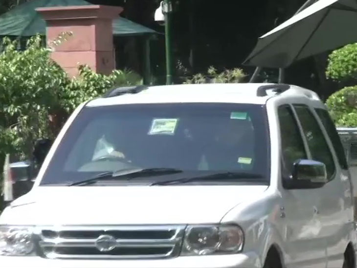 अमित शाह और सिंधिया मंगलवार को मोदी से मुलाकात के बाद एक साथ एक कार में निकले।