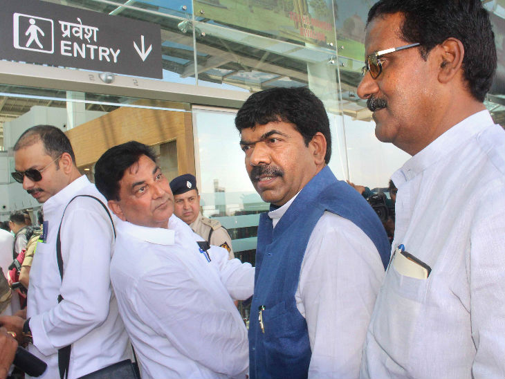 कांग्रेस विधायकों को जयपुर भेजा गया।