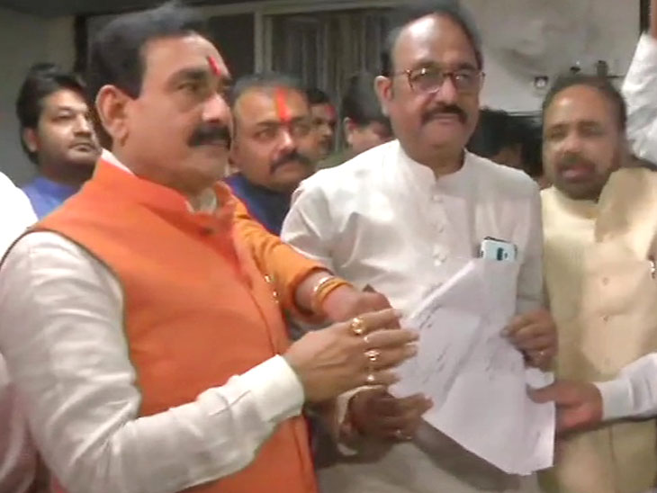 भाजपा नरोत्तम मिश्रा 19 कांग्रेस विधायकों के इस्तीफा लेकर स्पीकर एनपी प्रजापति के घर पर पहुंचे।