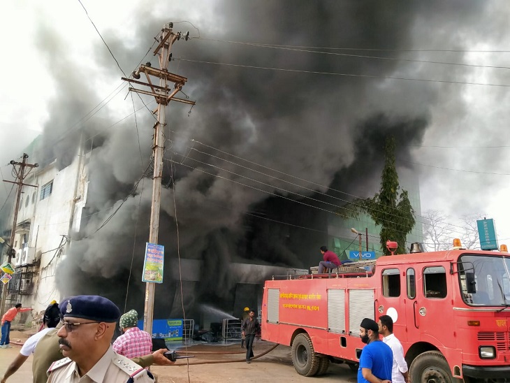 राजनांदगांव के इलेक्ट्रॉनिक शोरूम में लगी भीषण आग, लाखों रुपए का सामान जलकर खाक|भिलाई,Bhilai - Dainik Bhaskar